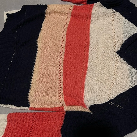 Hooded Sweater with color block - Picture 2 of 3